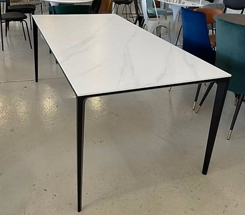 Chicago Dining Table