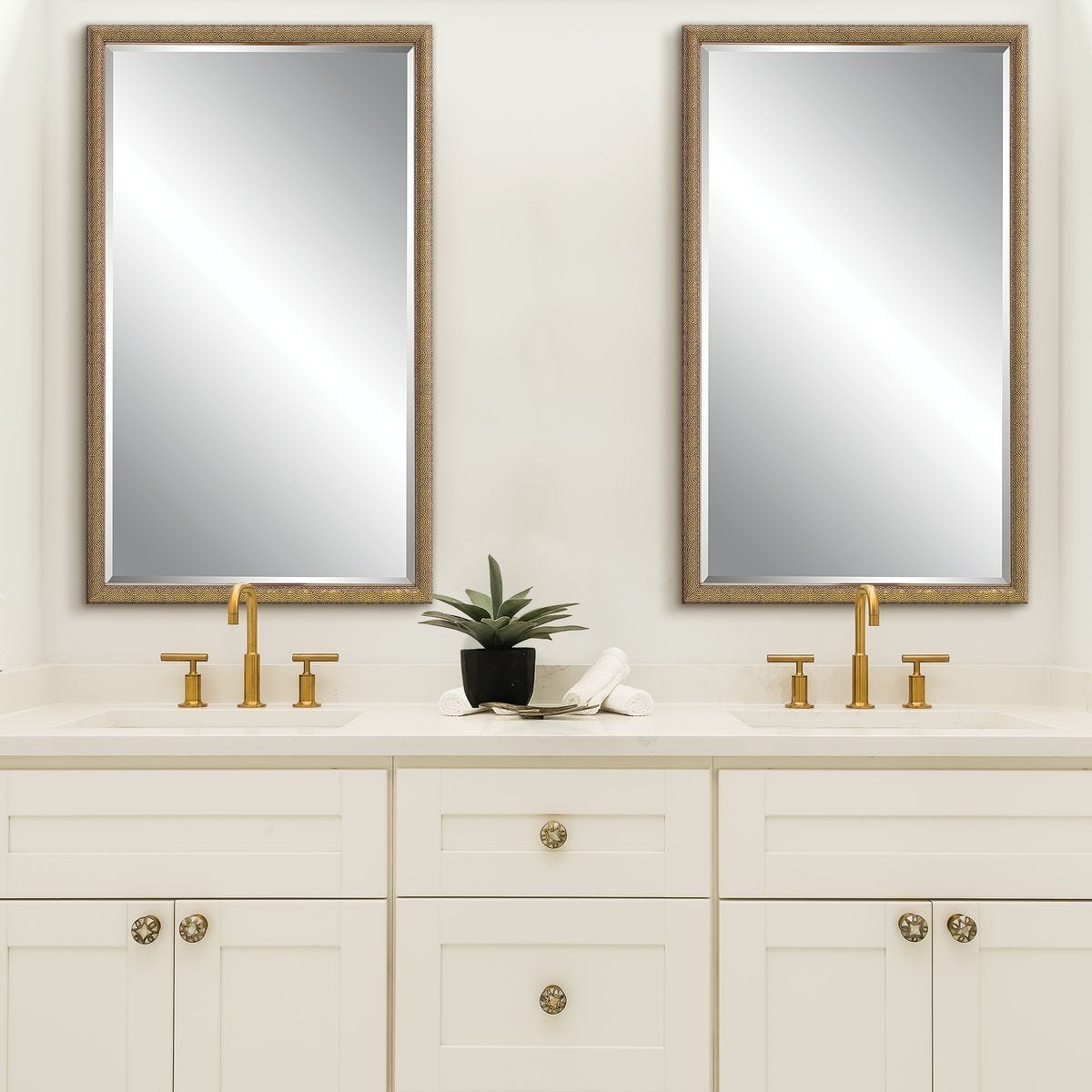 Mirror W00556 - elegant and functional accent pieces for any room | Image 1 | InSTYLE Home & Rugs