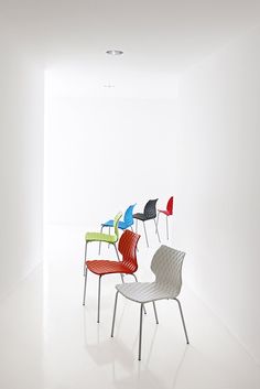 Uni-Ka 550 - modern accent chair with comfortable cushioning and sleek design | Image 3 | InSTYLE Home & Rugs
