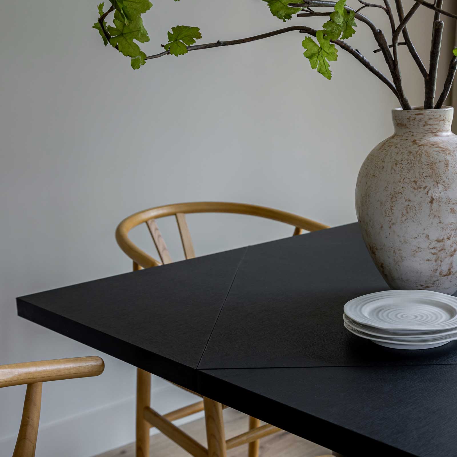 Alter Extension Dining Table in walnut, round | InSTYLE Home & Rugs