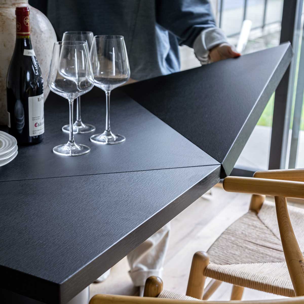 Alter Extension Dining Table in walnut, round | InSTYLE Home & Rugs