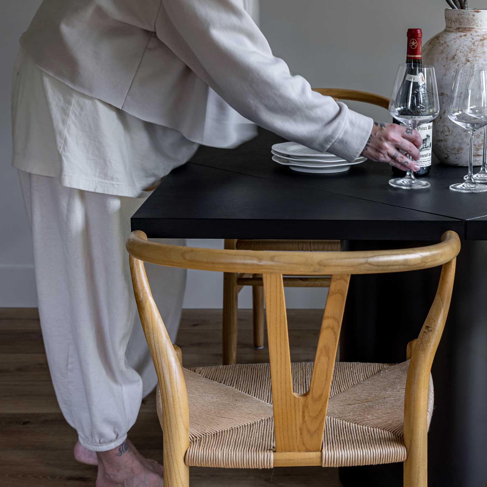 Alter Extension Dining Table in walnut, round | InSTYLE Home & Rugs