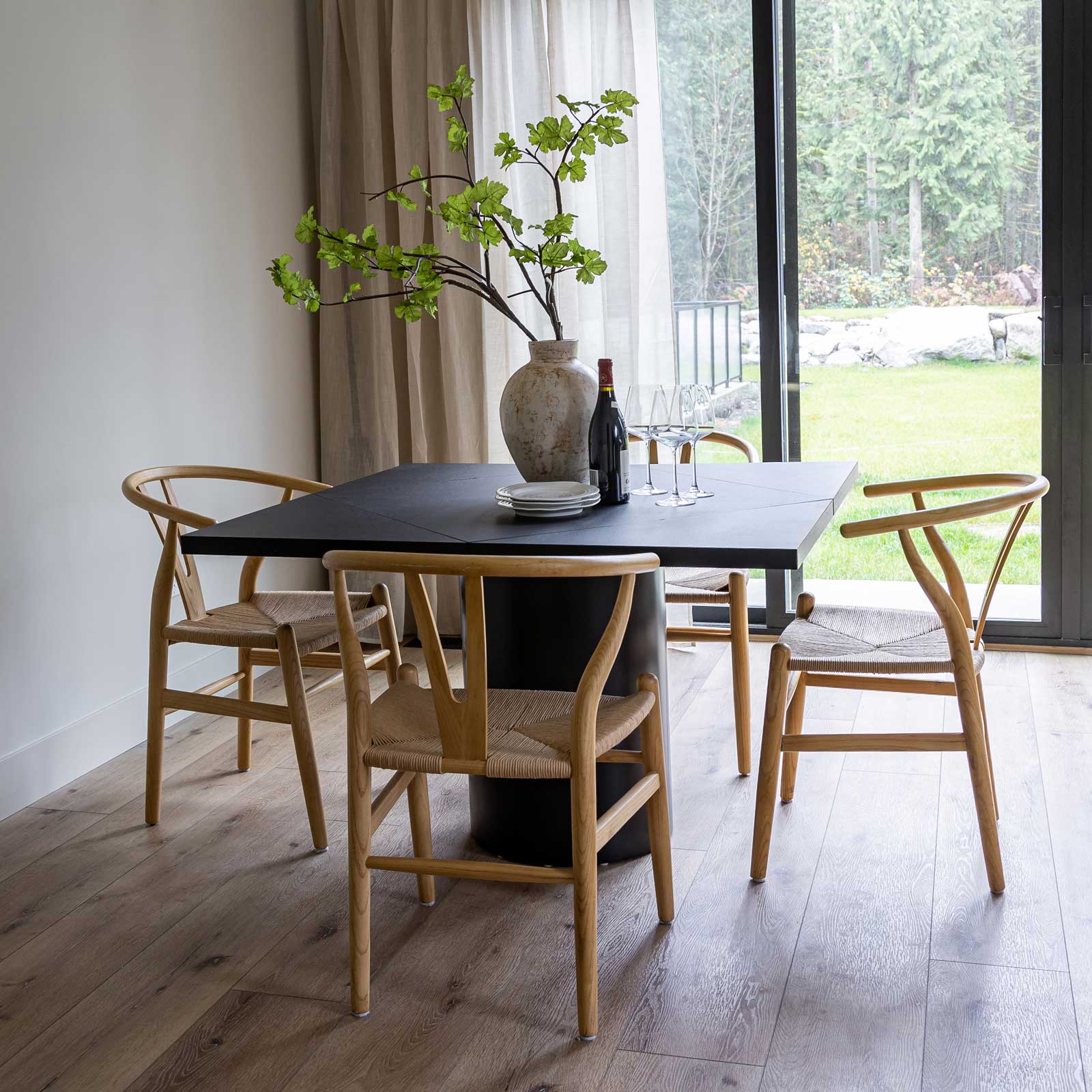 Alter Extension Dining Table in walnut, round | InSTYLE Home & Rugs