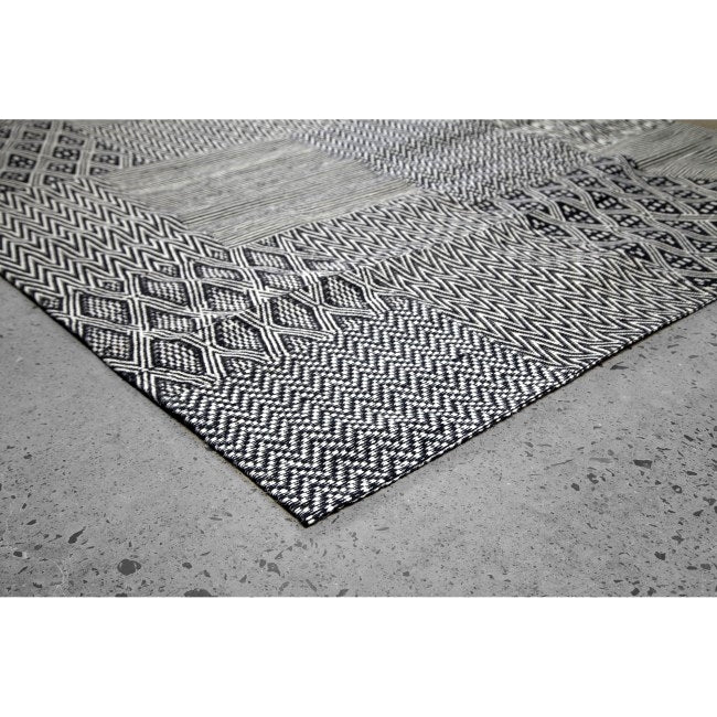 Texta Black & White Rug - www.instylehome.ca